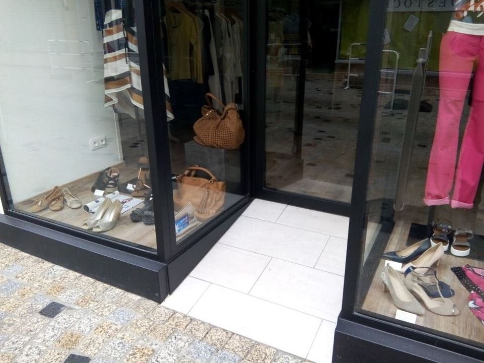 Vitrine magasin à contours métalliques