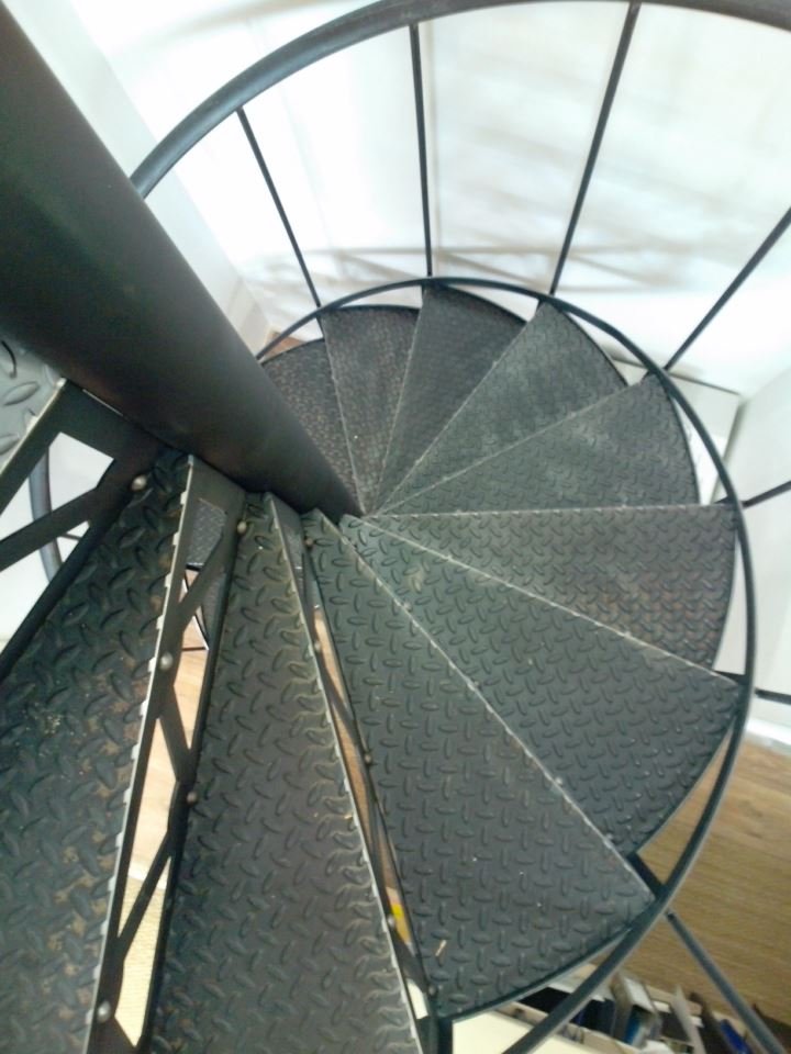Escalier en colimaçon métallique