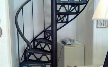 Escalier en colimaçon métallique
