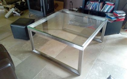 Table basse inox brossé et verre