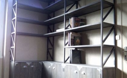 Bibliothèque en métal et bois