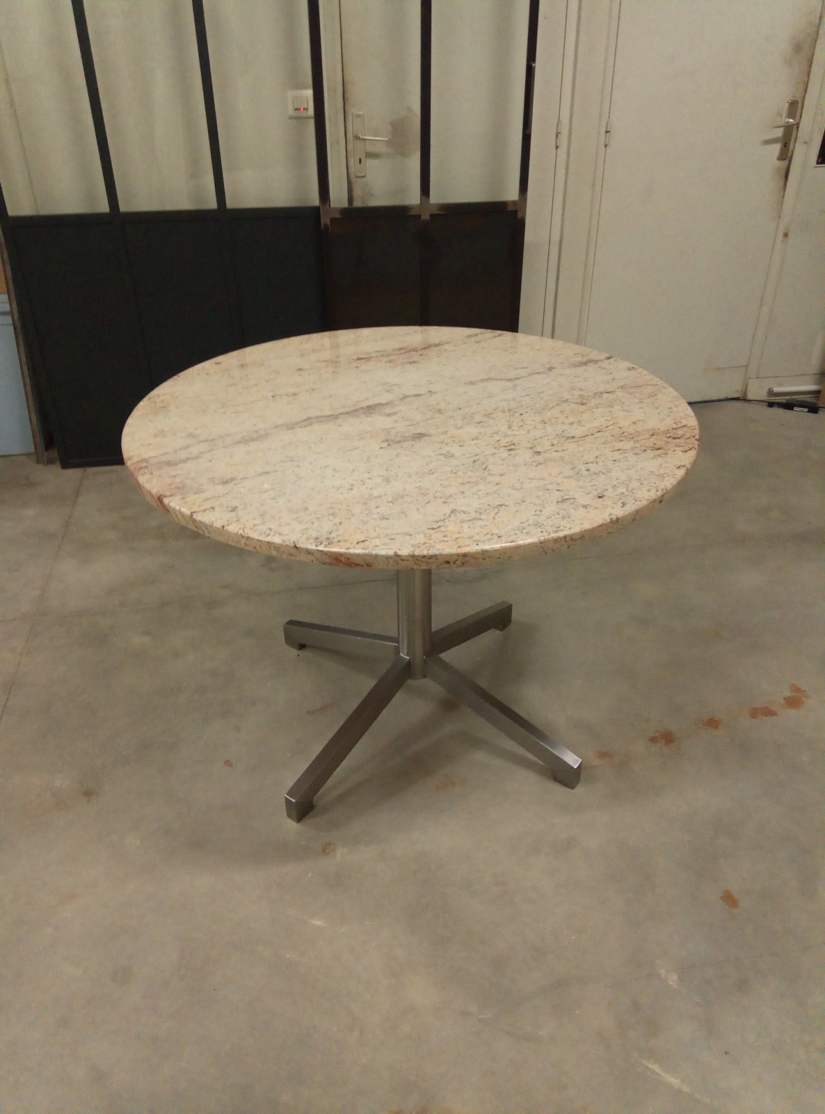 Table ronde inox et granit/images/amgInt/32/galerie/image_1.jpg