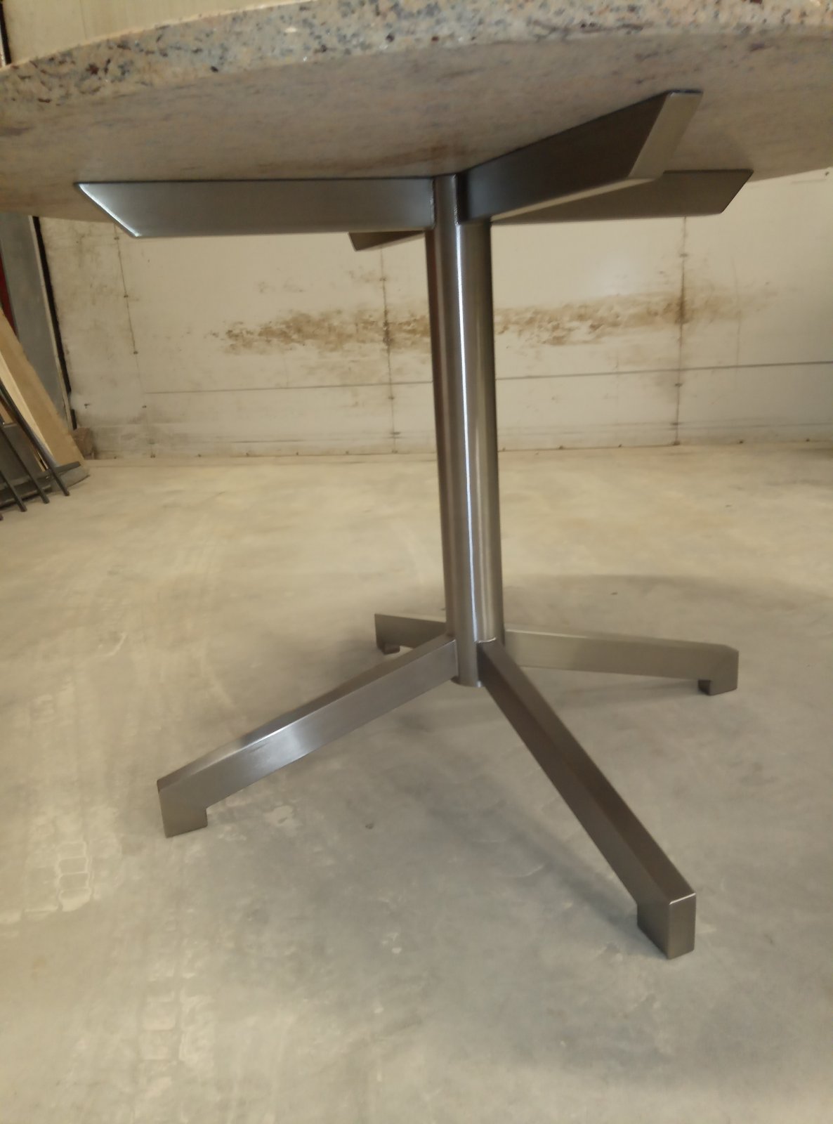 Table ronde inox et granit/images/amgInt/32/galerie/image_3.jpg