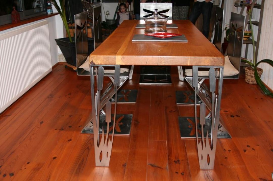 Table en bois avec pieds métalliques sculptés 