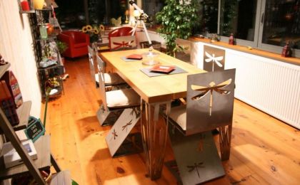 Table en bois avec pieds métalliques sculptés 